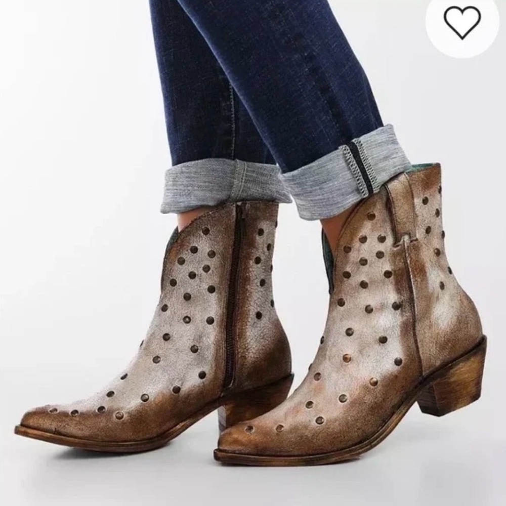 Corral Western Studded Leather Distressed Booties Women’s Sz 6.5 Style F1248